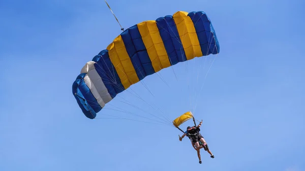 Parachutistes Tandem Contre Ciel Bleu Clair Avec Parachute Ouvert Prêt — Photo