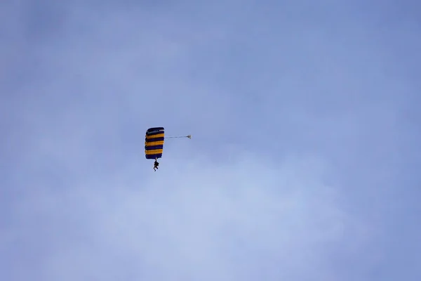 Δύο Αλεξιπτωτιστές Ενάντια Έναν Καταγάλανο Ουρανό Αλεξίπτωτο Ανοιχτό Έτοιμο Προσγειωθεί — Φωτογραφία Αρχείου