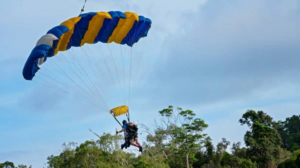 Paracadutisti Tandem Con Paracadute Arrivo Atterrare — Foto Stock