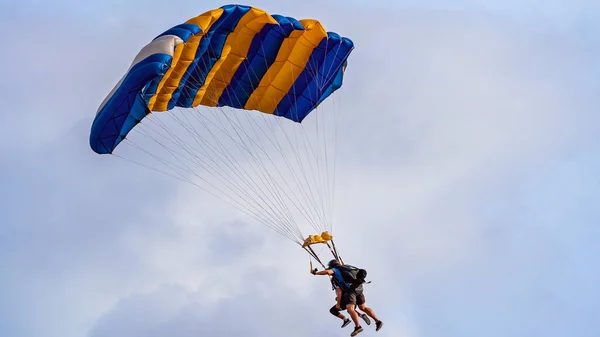 Parachutistes Tandem Contre Ciel Bleu Clair Avec Parachute Ouvert Prêt — Photo