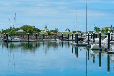Airlie Beach, Queensland, Avustralya - Şubat 2021: Lüks yatlar sakin bir marinaya demirledi