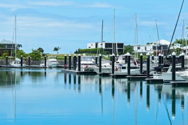 Airlie Beach, Queensland, Avustralya - Şubat 2021: Lüks yatlar sakin bir marinaya demirledi