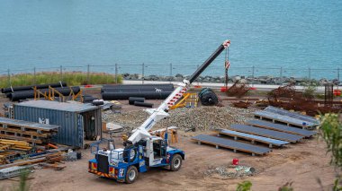 Airlie Beach, Queensland, Avustralya - Şubat 2021: Liman genişlemesi üzerinde çalışan ekipmanlarla sanayi bölgesi