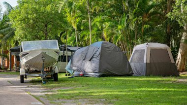Airlie Beach, Queensland, Avustralya - Şubat 2021: Kampçılar, tekneleri ve balıkçılık ekipmanlarıyla bir turizm parkında tatil yapıyorlar