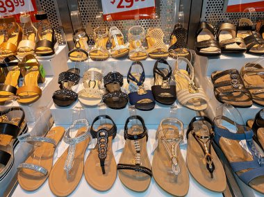 Mackay, Queensland, Avustralya - Şubat 2021: Alışveriş merkezinde satılık kadın ayakkabıları