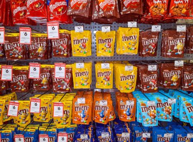 Mackay, Queensland, Avustralya - Şubat 2021: Alışveriş merkezinde satılık şekerlemeler