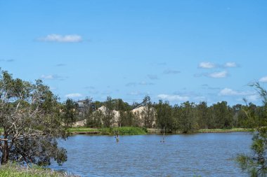 Kum pompalama endüstrisi nehirden pompalanan kumu depoluyor.
