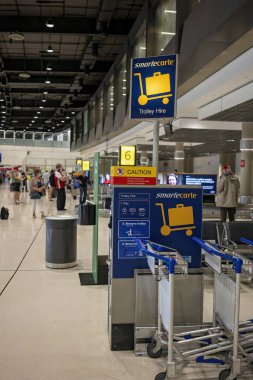 Brisbane Havaalanı, Queensland, Avustralya - Mart 2021: Tahsilattan sonra valiz taşımak için kiralanabilecek tramvaylar