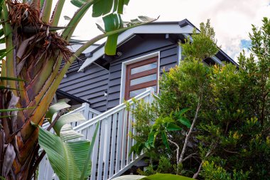 Yenilenmiş kereste evinin girişine giden ahşap merdivenler.