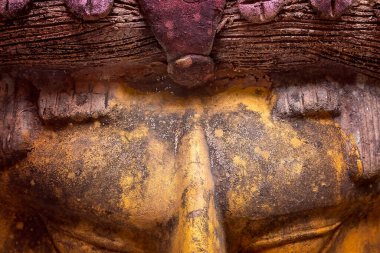 Bir bahçe heykelinin yakın çekiminde tanecikli bir detay