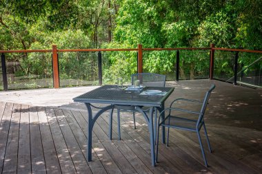 Masa ve sandalyeler, misafirlerin bahçede yemek yemeleri için.