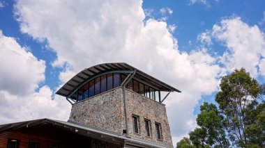 Brisbane, Queensland, Avustralya - Mart 2021: Ünlü bir şarap mahzeninin mimarisini kapatın