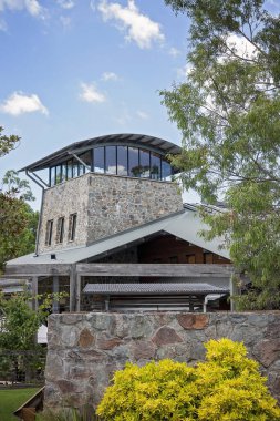 Brisbane, Queensland, Avustralya - Mart 2021: Ünlü bir şarap mahzeninin mimarisini kapatın