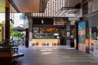 Brisbane, Queensland, Avustralya - Mart 2021: Bazı insanların yerel bir restoranda öğle yemeği yediği boş bir alışveriş merkezi