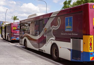 Brisbane, Queensland, Avustralya - Mart 2021: Otobüsler şehirde popüler bir toplu taşıma biçimidir.