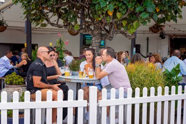 Brisbane, Queensland, Avustralya - Mart 2021: İnsanlar açık havada bir şehir restoranında yemek yiyor