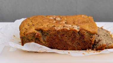 Fırında pişmiş taze bir somun muz ekmeği.