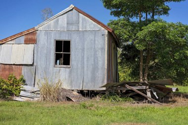 Kırsalda eski bir teneke barakada yıkılmak