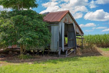 Kırsalda eski bir teneke barakada yıkılmak