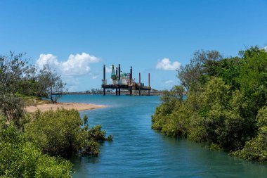 Mackay, Queensland, Avustralya - Mart 2021: Kömür yükleme tesisi ile ilgili sanayi platformu