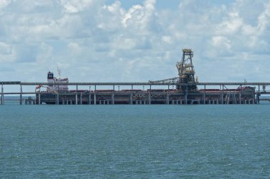 Mackay, Queensland, Avustralya - Mart 2021: Dalrymple Körfezi Kömür Terminalindeki gemi kömür yükleme tesisi