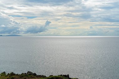 Sabahın köründe bir gözcünün okyanus manzarası.