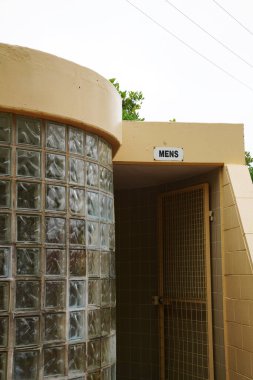 Geçmişe dönük umumi tuvalet bloğundaki mimari tasarımın yuvarlak cam panellerini kapat