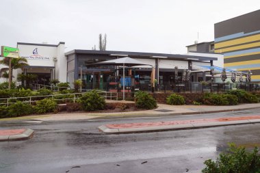 Yeppoon, Queensland, Avustralya - Nisan 2021: Islak ve yağmurlu bir günde sahil kenarında yerel halk ve turistlere hizmet veren yelkencilik kulübü