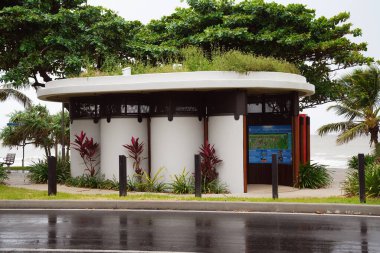 Yeppoon, Queensland, Avustralya - Nisan 2021: Yağmurlu ve yağmurlu bir günde yol kenarında sahil kenarında umumi tuvalet