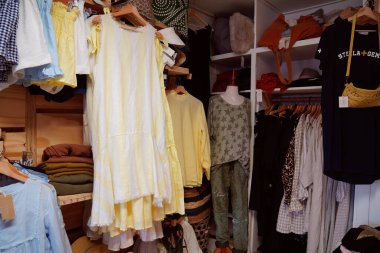 Yeppoon, Queensland, Avustralya - Nisan 2021: Kadın giysileri satan bir butik mağazasının içinde