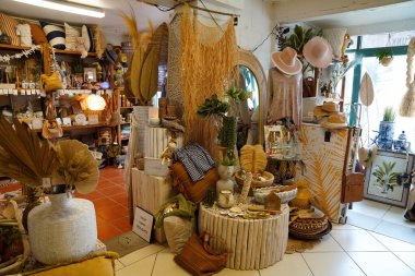 Yeppoon, Queensland, Avustralya - Nisan 2021: Kadın giysileri, aksesuarlar ve ev eşyaları satan bir butik mağazasının içinde