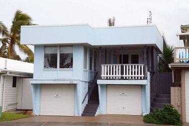 Yeppoon, Queensland, Avustralya - Nisan 2021: Sahil kenarındaki banliyödeki Retro evi