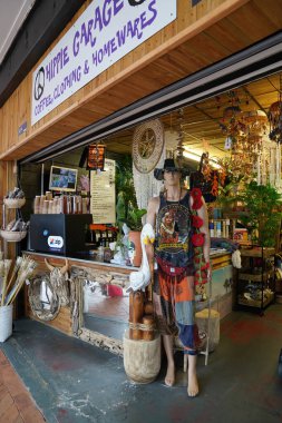 Yeppoon, Queensland, Avustralya - Nisan 2021: Önünde manken olan bir hippi mağazasının dış girişi