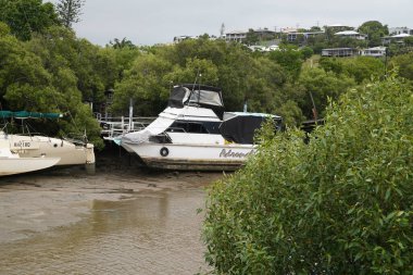Yeppoon, Queensland, Avustralya - Nisan 2021: Katamaranlar alçak gelgitte bir kıyı deresine demirlediler
