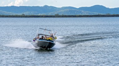 Mackay, Queensland, Avustralya - Nisan 2021: Eğlence amaçlı eğlence amaçlı bir barajda sürat teknesinin arkasında çekilen keresteler