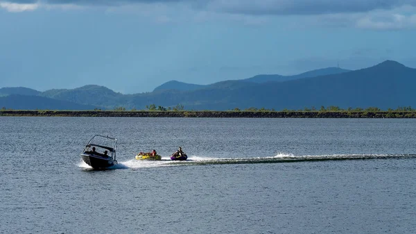 Mackay Queensland Australia Kwiecień 2021 Tuberka Pączkach Holowane Łodzią Motorową — Zdjęcie stockowe