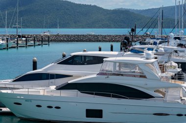 Airlie Beach, Queensland, Avustralya - Nisan 2021: Coral Sea Marina 'da demirlemiş lüks yatlar