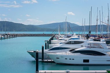 Airlie Beach, Queensland, Avustralya - Nisan 2021: Coral Sea Marina 'da demirlemiş lüks yatlar