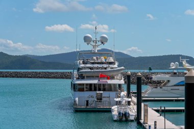 Airlie Beach, Queensland, Avustralya - Nisan 2021: Mercan Denizi Marina 'da demirli lüks yat