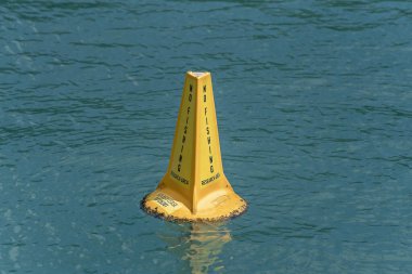 Airlie Beach, Queensland, Avustralya - Nisan 2021: Yüzen bir balıkçılık araştırma alanı yok