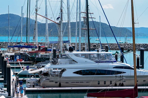 Airlie Beach, Queensland, Avustralya - Nisan 2021: Coral Sea Marina 'daki lüks yatların kapatılması