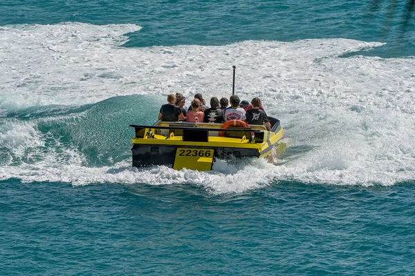澳大利亚昆士兰州海莉海滩 2021年4月 乘客们在惠特桑日乘坐喷气式飞机在海上狂欢作乐 — 图库照片