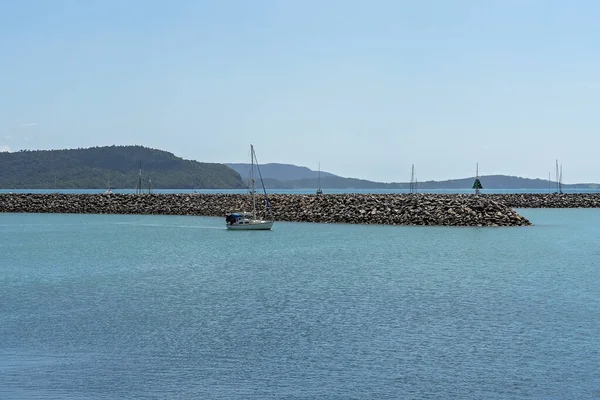 Airlie Beach Queensland Australia Aprile 2021 Piccolo Yacht Che Naviga — Foto Stock