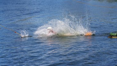 Mackay, Queensland, Avustralya - Nisan 2021: Kablo kayak parkında wakeboard öğrenen genç bir kız
