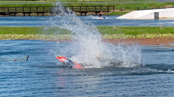 Mackay Queensland Austrálie Duben 2021 Člověk Učí Wakeboard Lanovce Padá — Stock fotografie