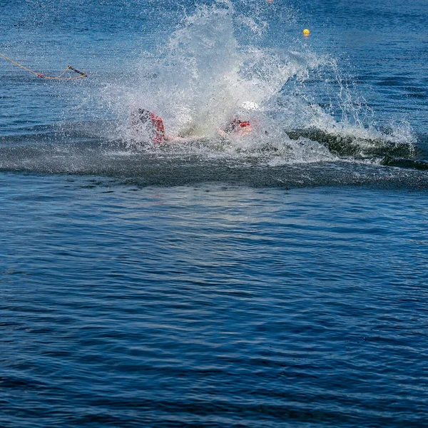 Das Ganze Wasser Spritzt Wenn Man Beim Wakeboardfahren Herunterfällt — Stockfoto