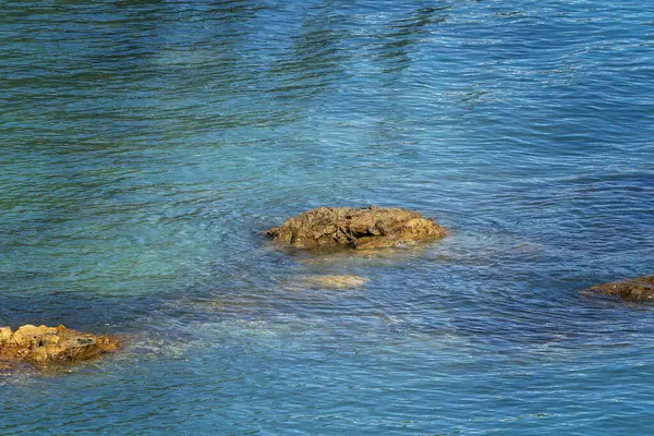 Rocks Visible Out Clear Blue Sea Water —  Fotos de Stock