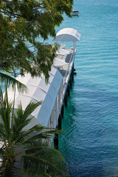 White Shaded Pier Jutting Out Ocean Luxury Resort Hotel Guests — Foto de Stock