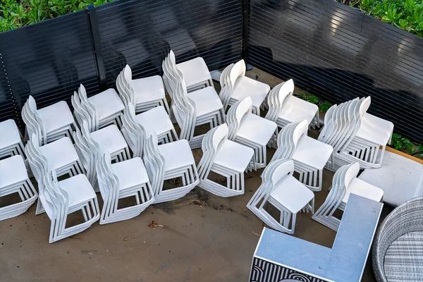 White Plastic Chairs Stacked Yard Outdoor Resort Hotel Later Use — Foto de Stock