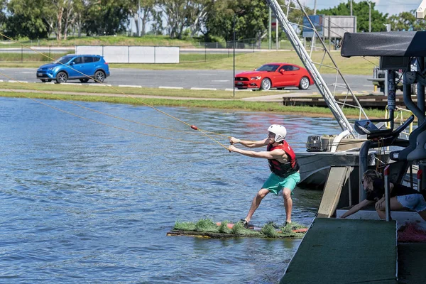 Mackay Queensland Austrália Abril 2021 Homem Aprendendo Wakeboard Parque Esqui — Fotografia de Stock